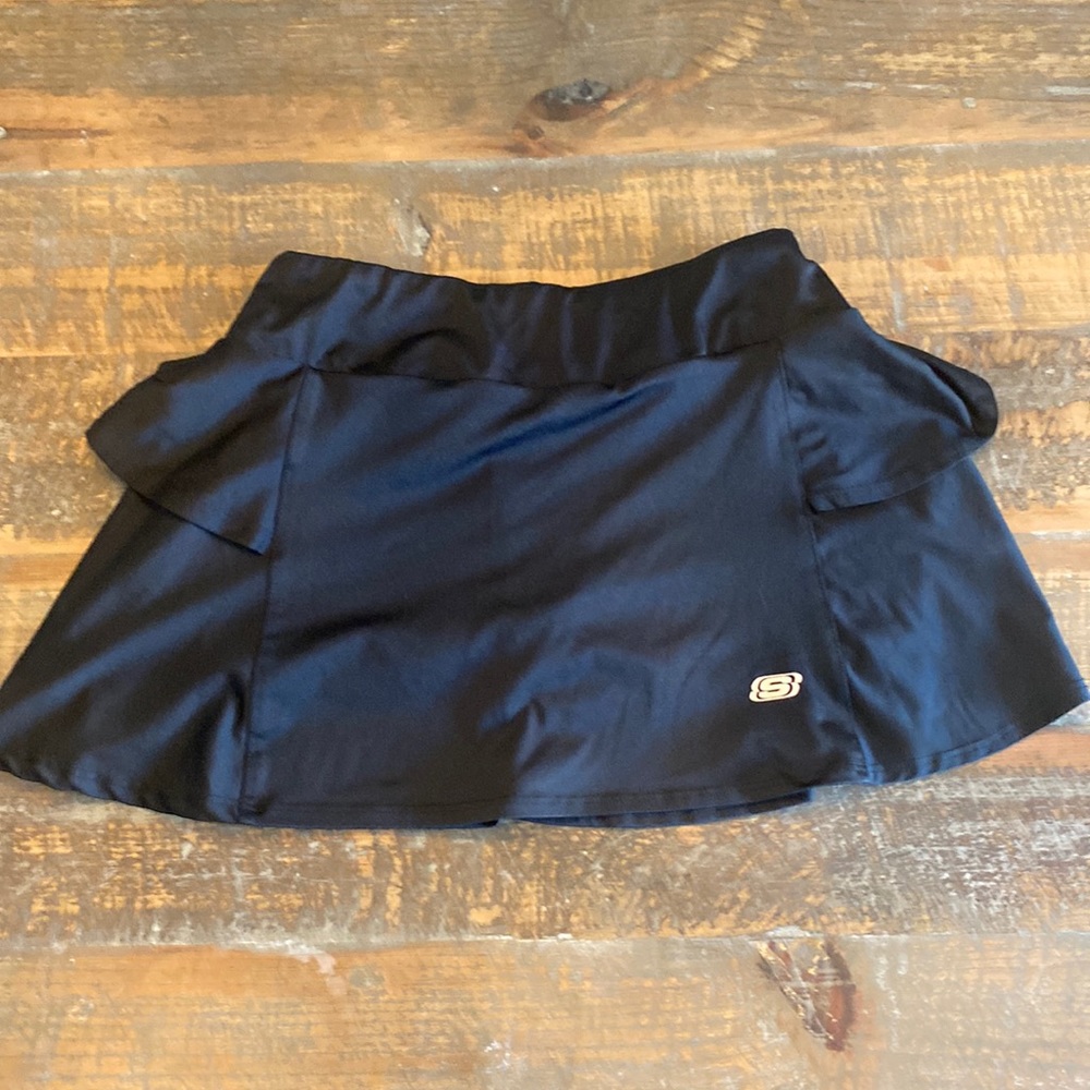 Stay cool and cute in this Sketchers Active girls black skort in a size 10/12.